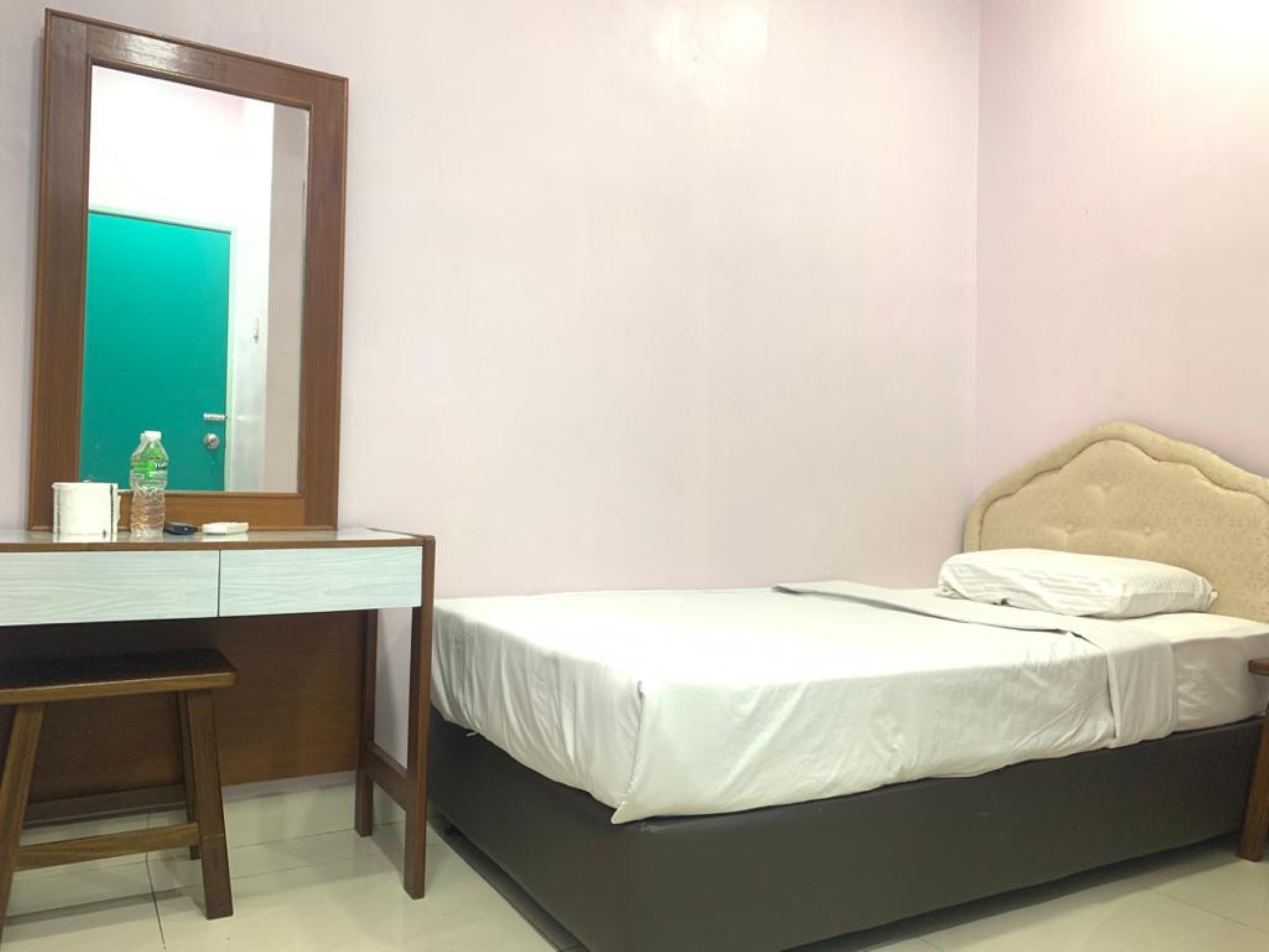 Oyo 89877 Sun Triang Hotel Kampong Kerayong Exterior photo