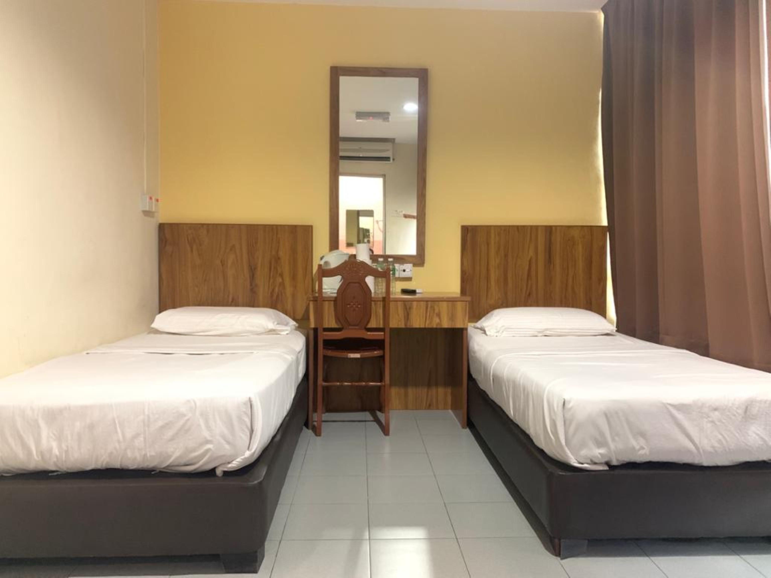 Oyo 89877 Sun Triang Hotel Kampong Kerayong Exterior photo