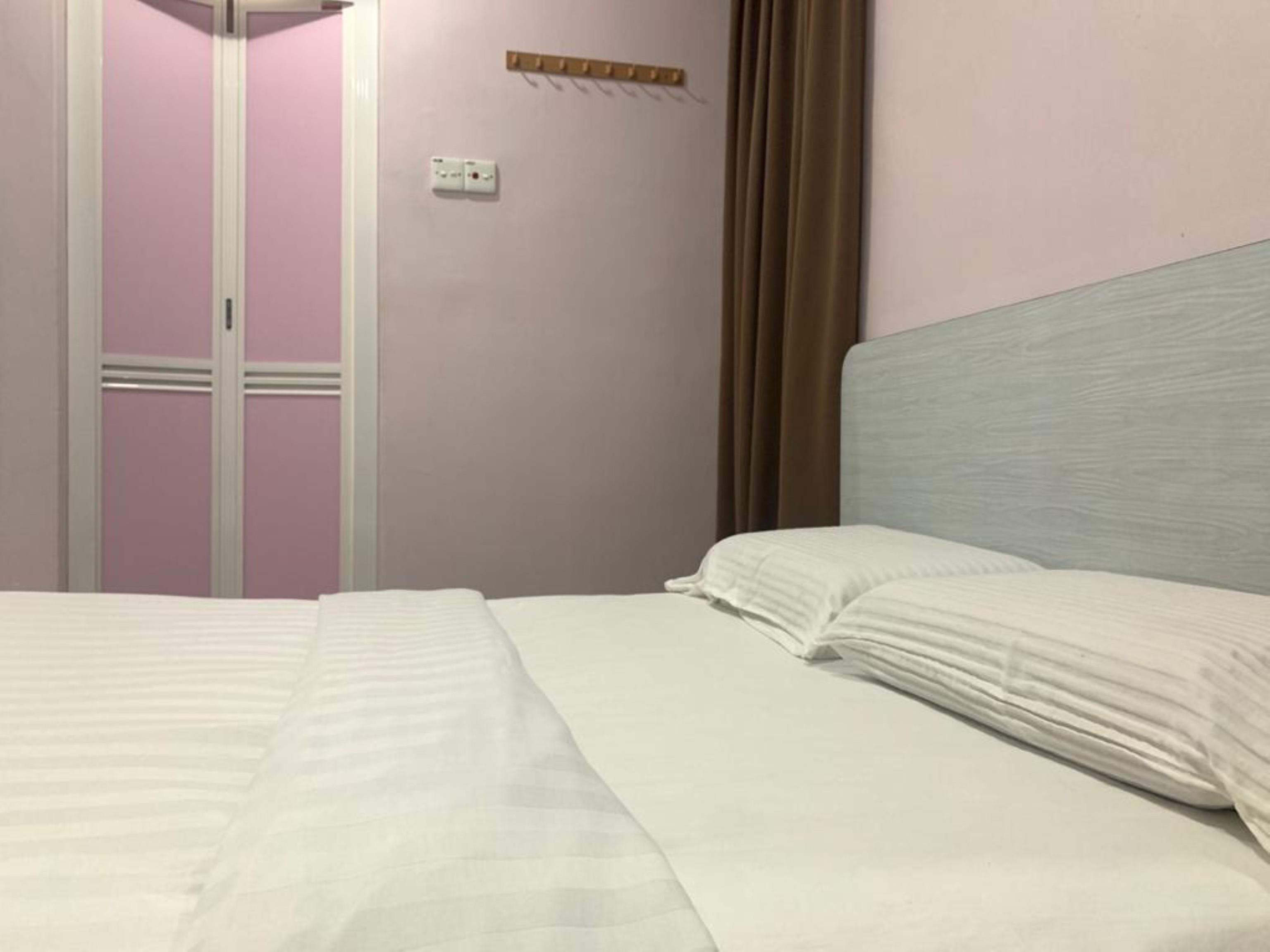 Oyo 89877 Sun Triang Hotel Kampong Kerayong Exterior photo