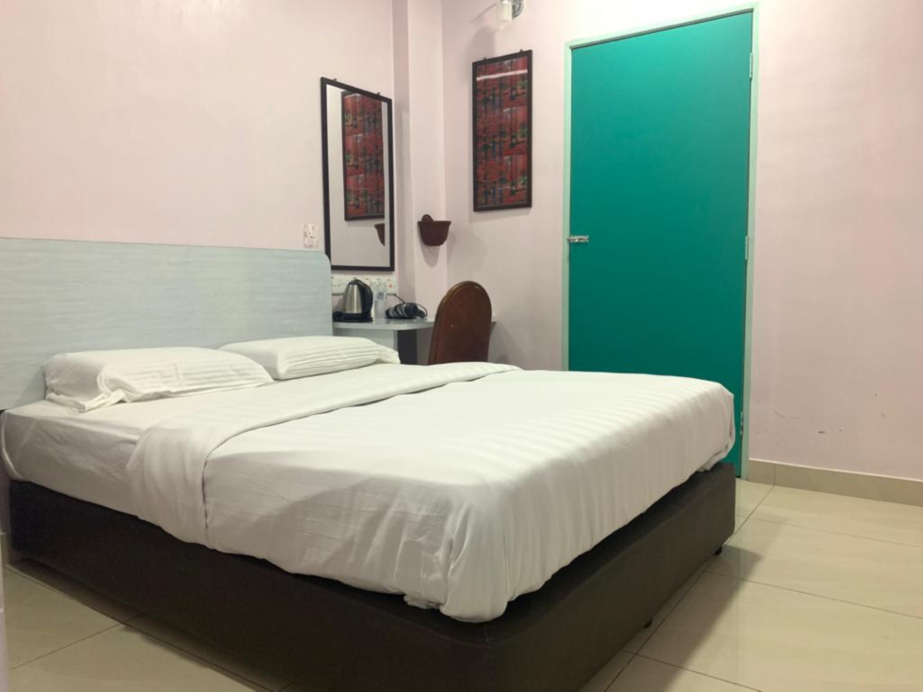 Oyo 89877 Sun Triang Hotel Kampong Kerayong Exterior photo