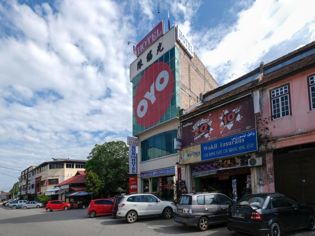 Oyo 89877 Sun Triang Hotel Kampong Kerayong Exterior photo